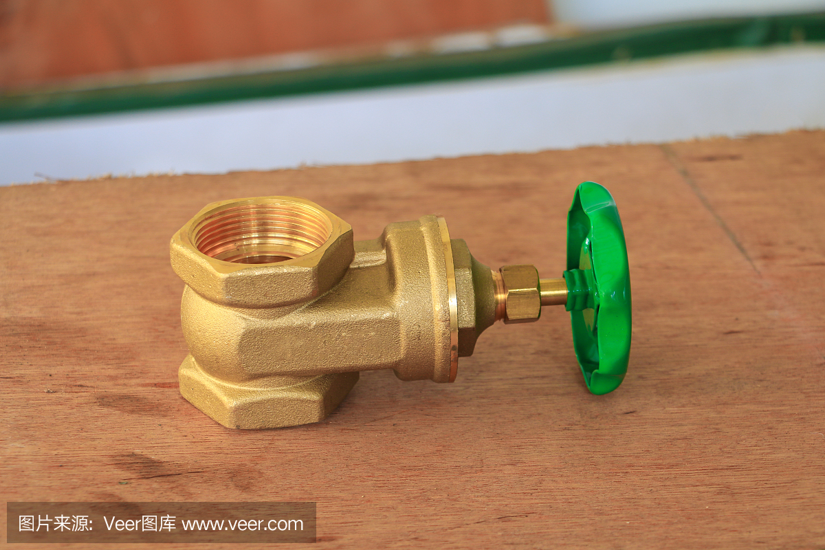 黃銅閥門(mén),綠色旋鈕,工廠水管工,木地板背景